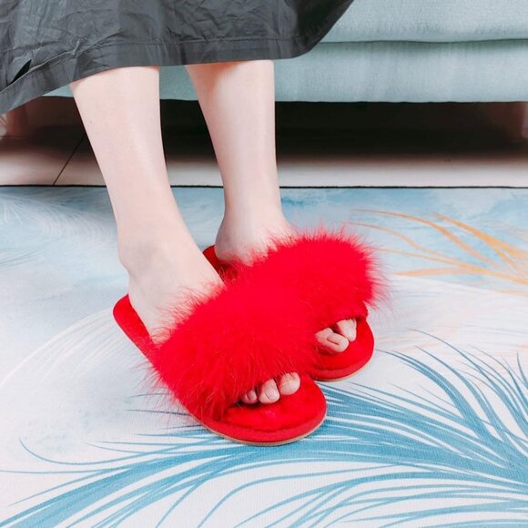 Chic Faux Fur Slippers with Non-Slip Sole - Perfect for Indoor and Outdoor - Picture 2 of 6